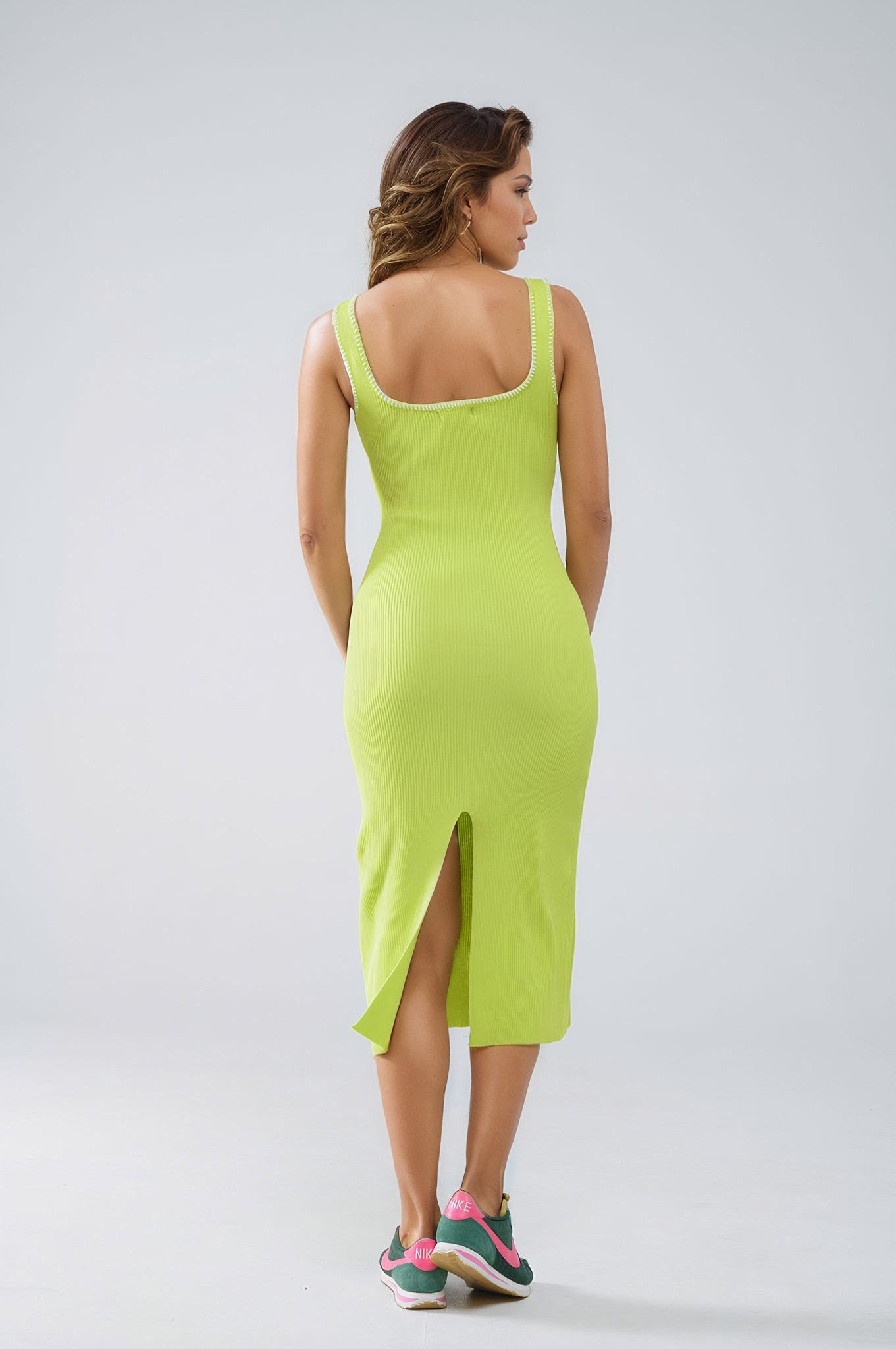 Vestido de verano de corte A en verde lima con ribetes blancos