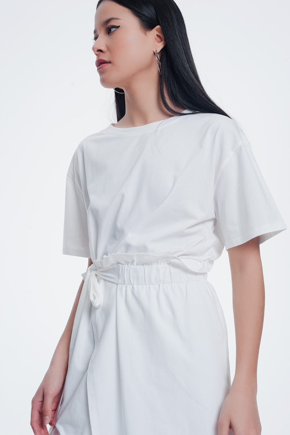 Vestido estilo camiseta con fruncido delantero color crema