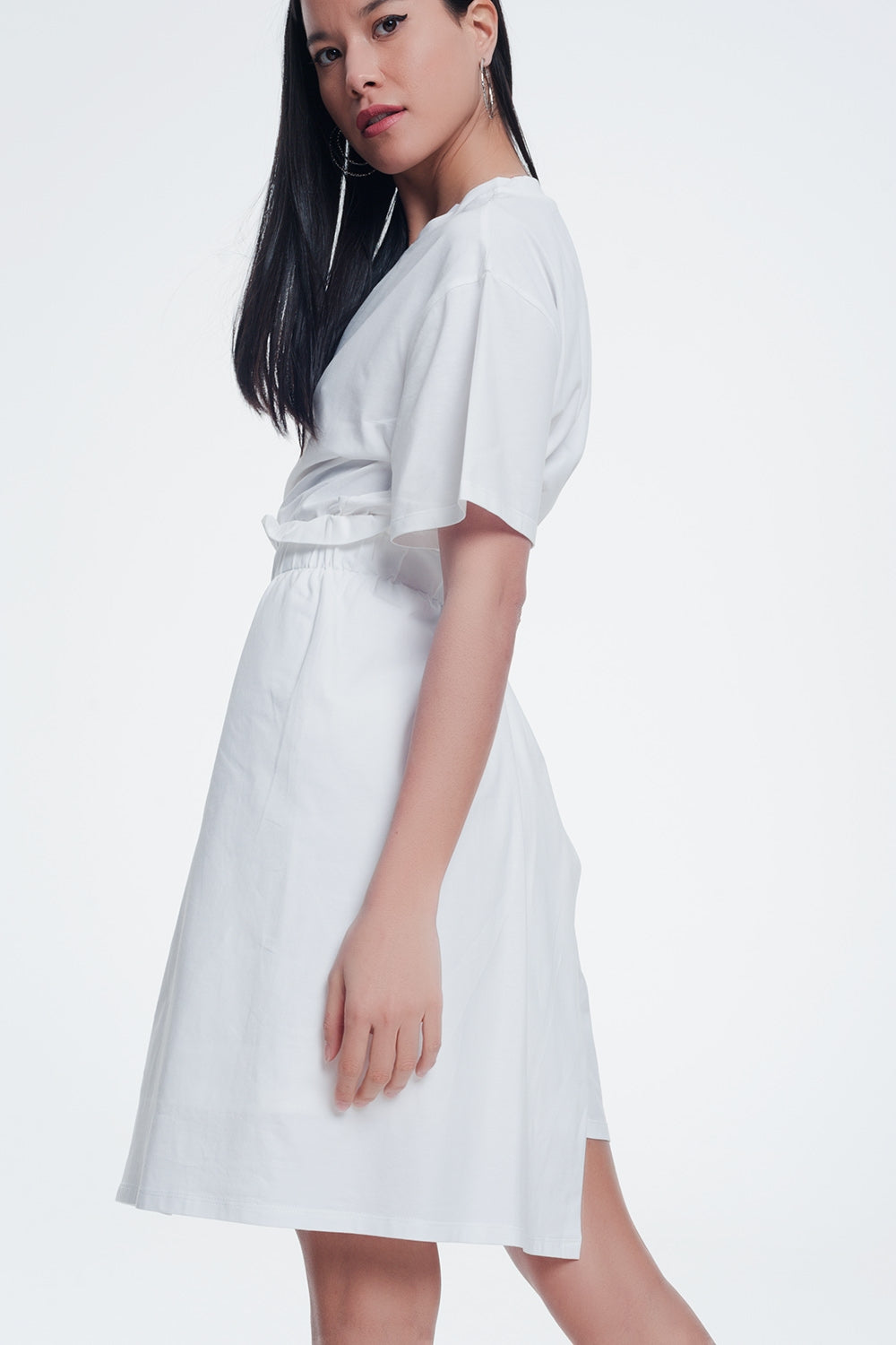 Vestido estilo camiseta con fruncido delantero color crema
