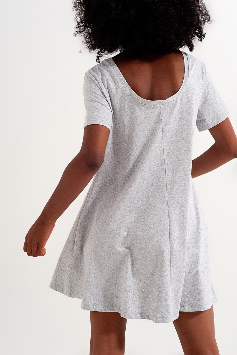 Vestido estilo camiseta con vuelo y bolsillos ocultos en gris