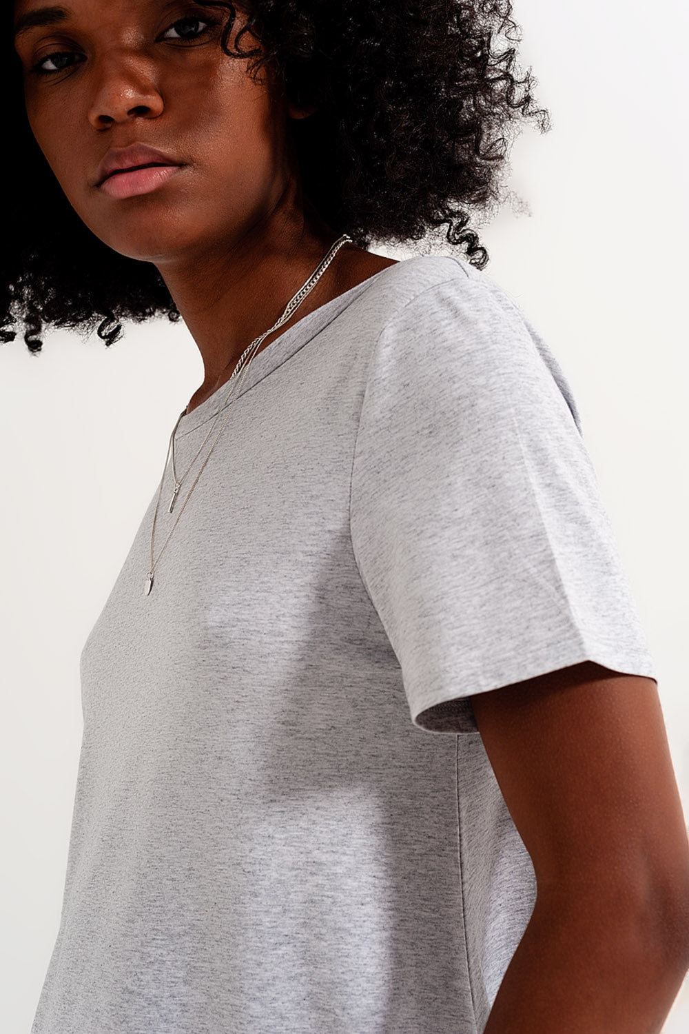 Vestido estilo camiseta con vuelo y bolsillos ocultos en gris