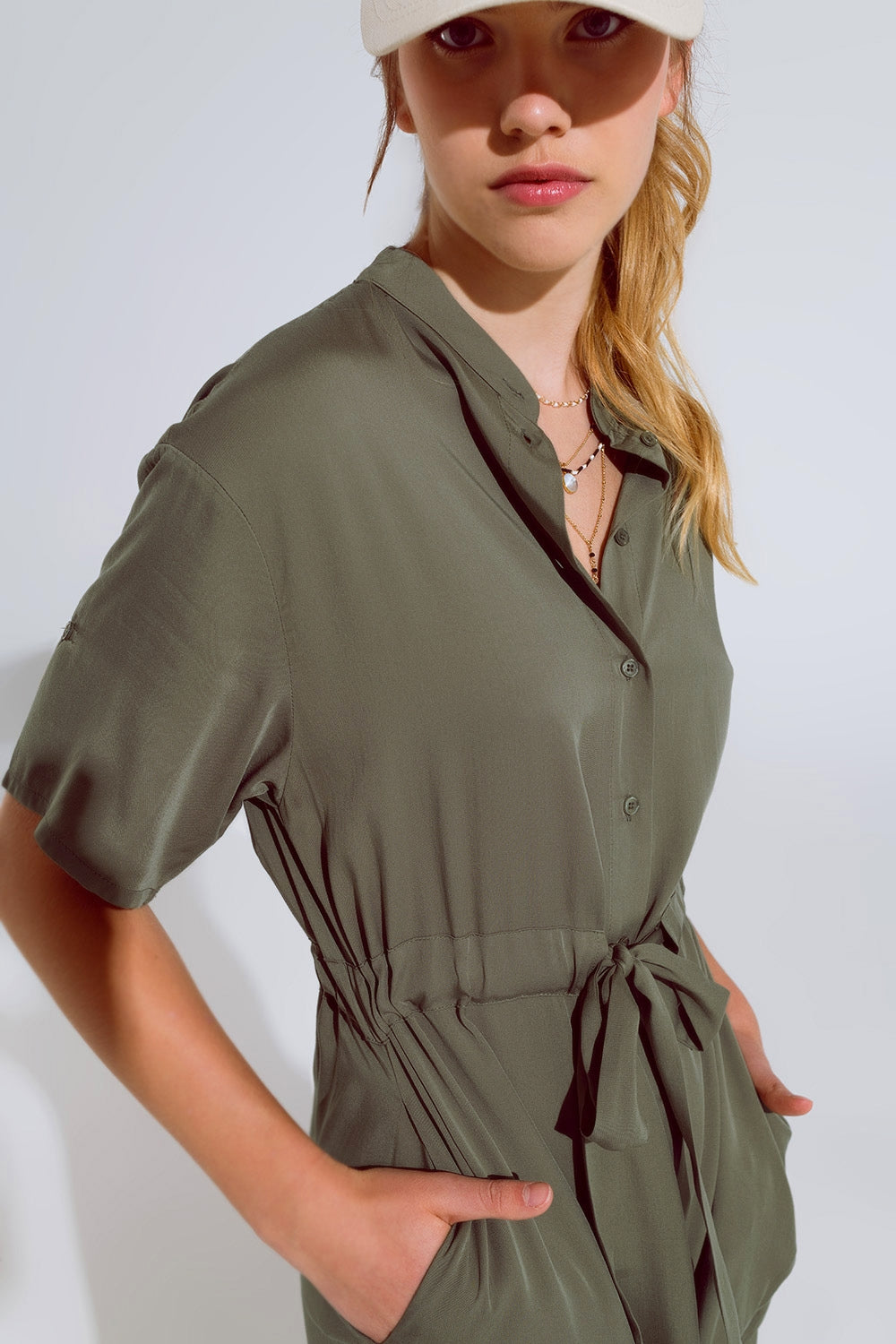 Vestido fluido abotonado con cinturón y bolsillos laterales