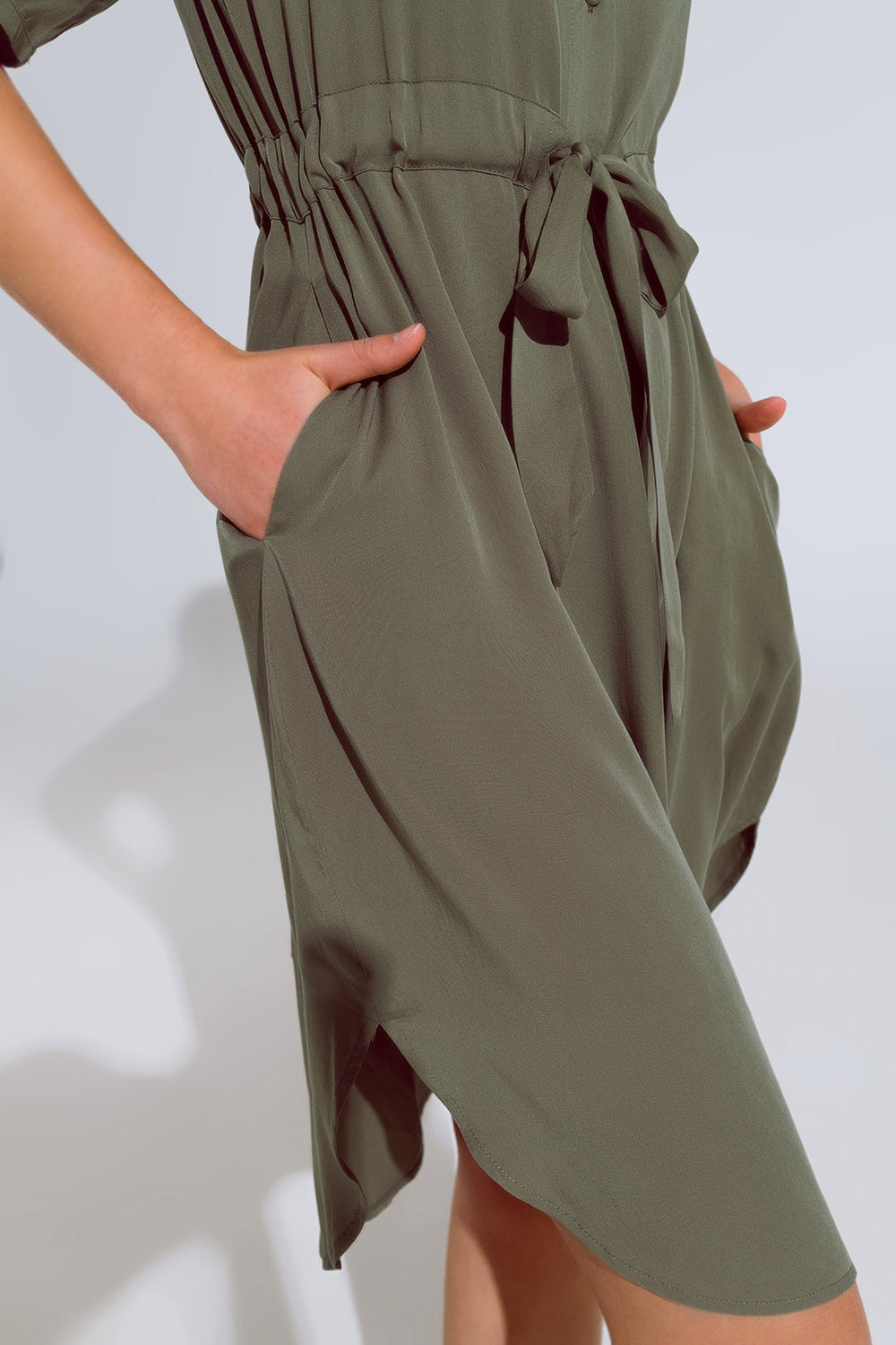 Vestido fluido abotonado con cinturón y bolsillos laterales