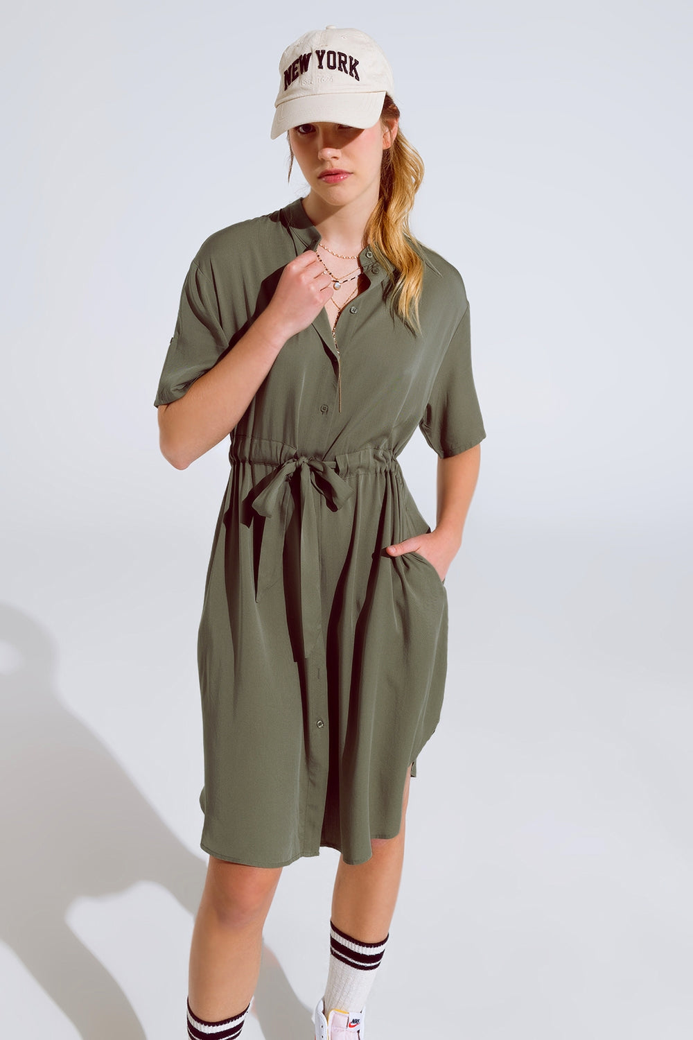 Vestido fluido abotonado con cinturón y bolsillos laterales