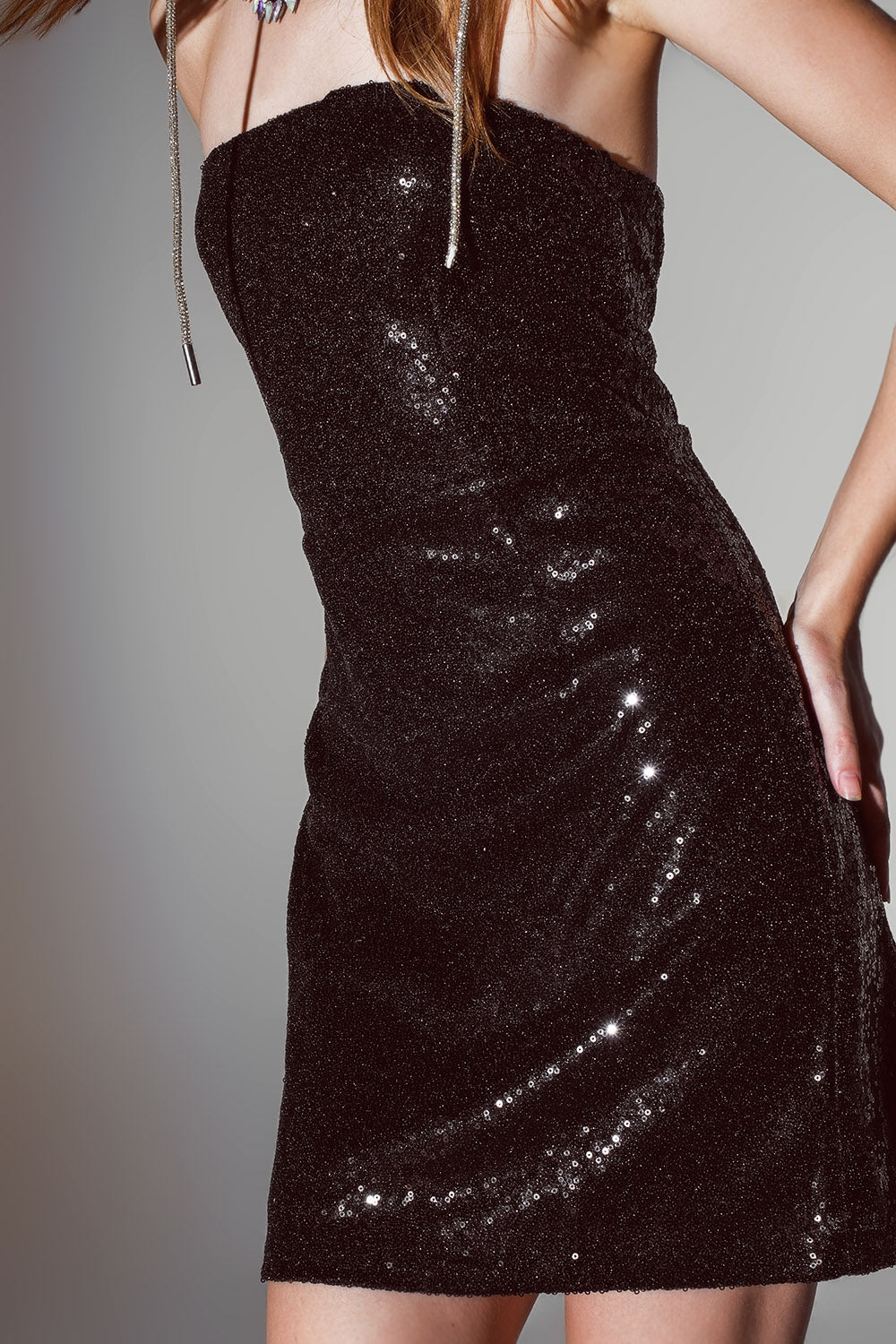 Vestido lápiz mini sin tirantes con lentejuelas en negro
