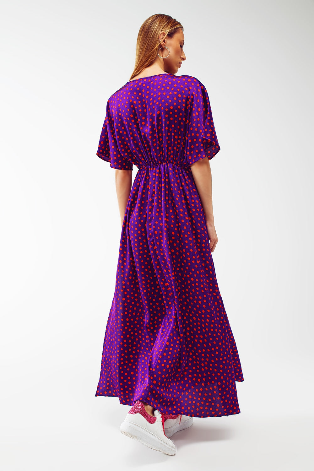 Vestido largo ajustado a la cintura con mangas de ángel en lunares morado