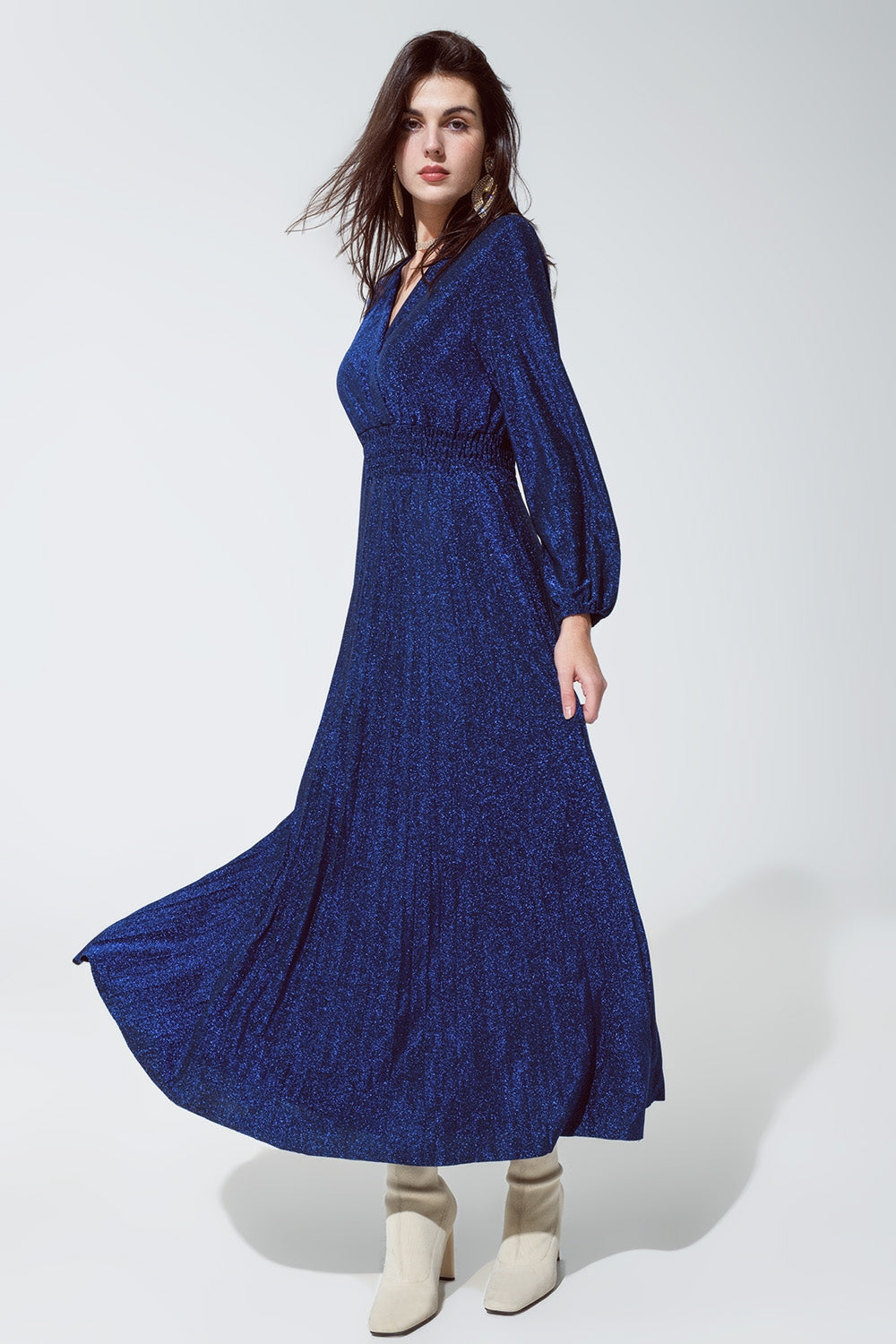 Vestido largo azul brillante entallado de talle alto y cuello en V