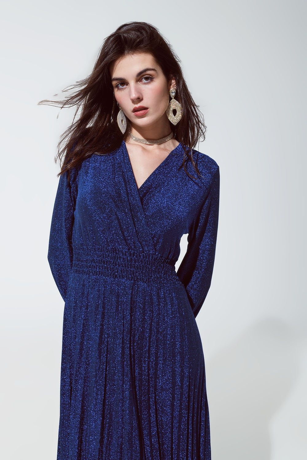 Vestido largo azul brillante entallado de talle alto y cuello en V