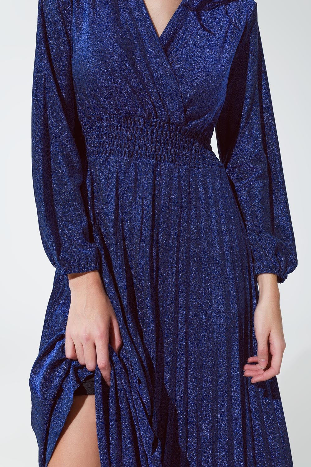 Vestido largo azul brillante entallado de talle alto y cuello en V