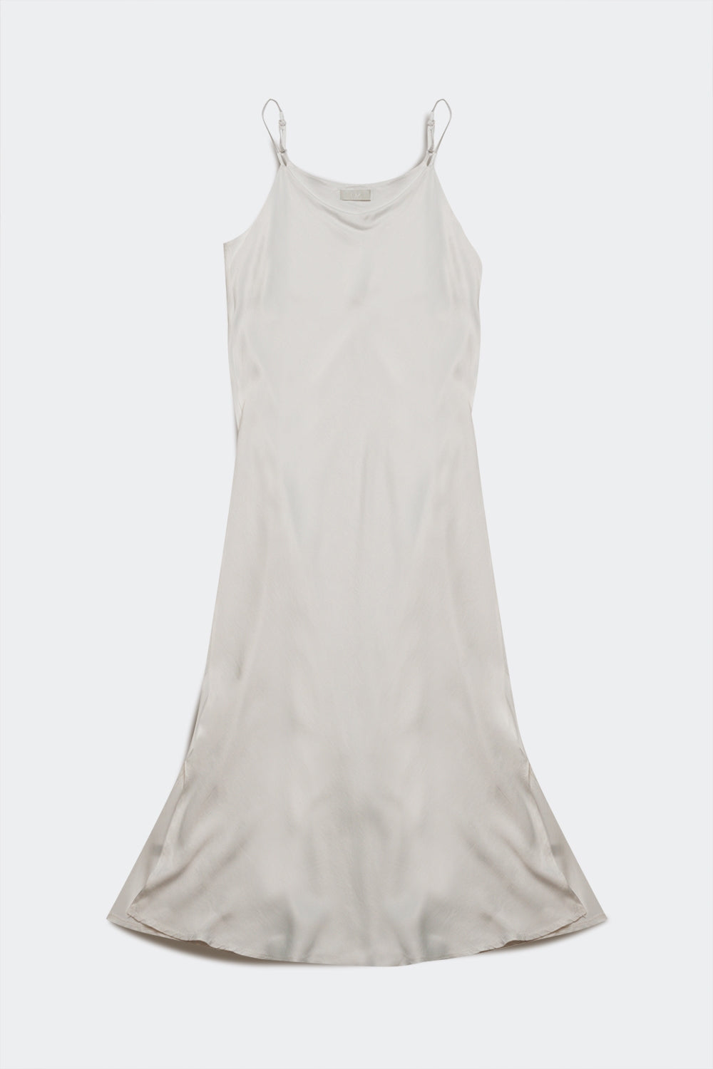 Q2 Vestido largo color crema de tirantes con cuello desbocado de satén