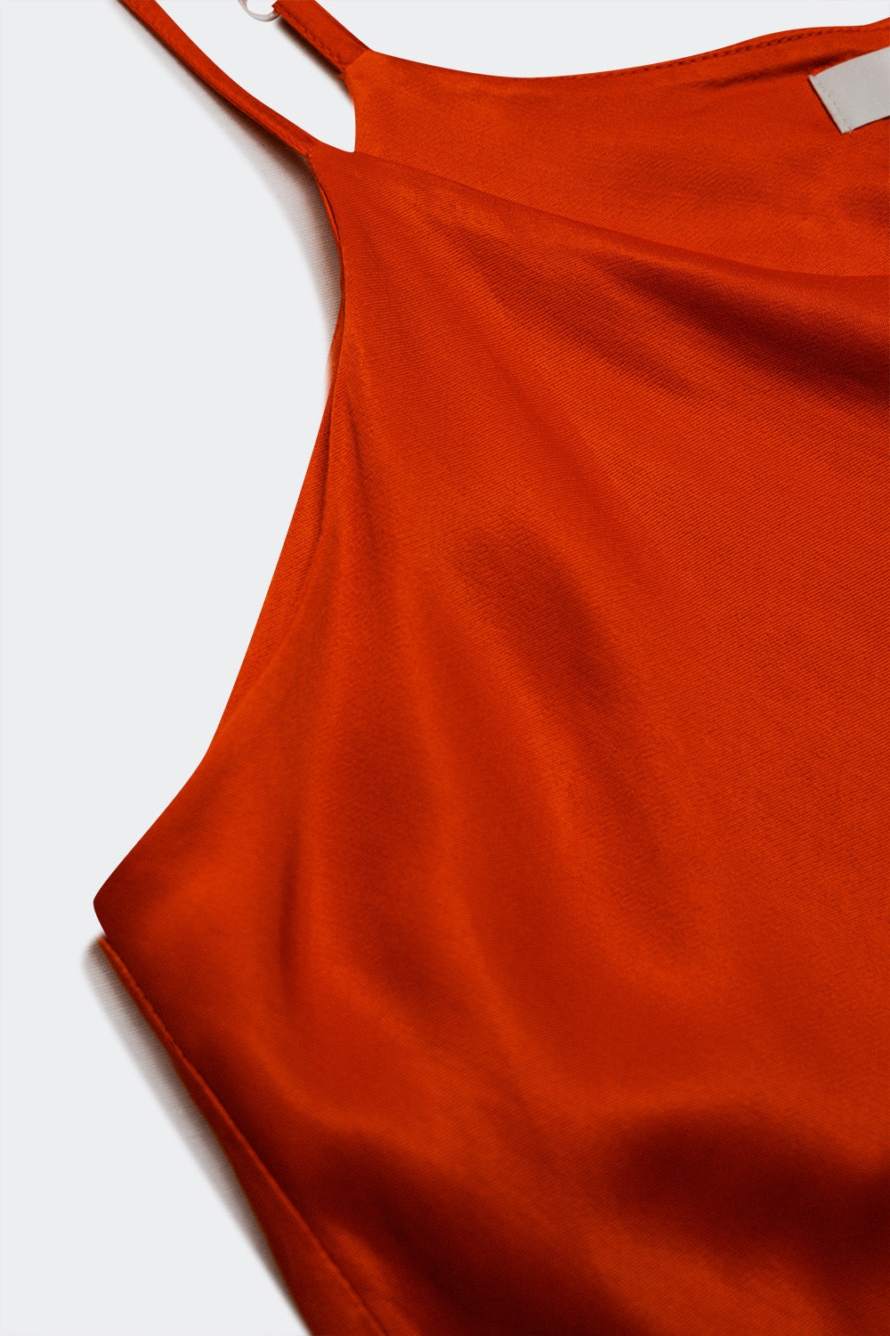 Vestido largo color naranja de tirantes con cuello desbocado de satén