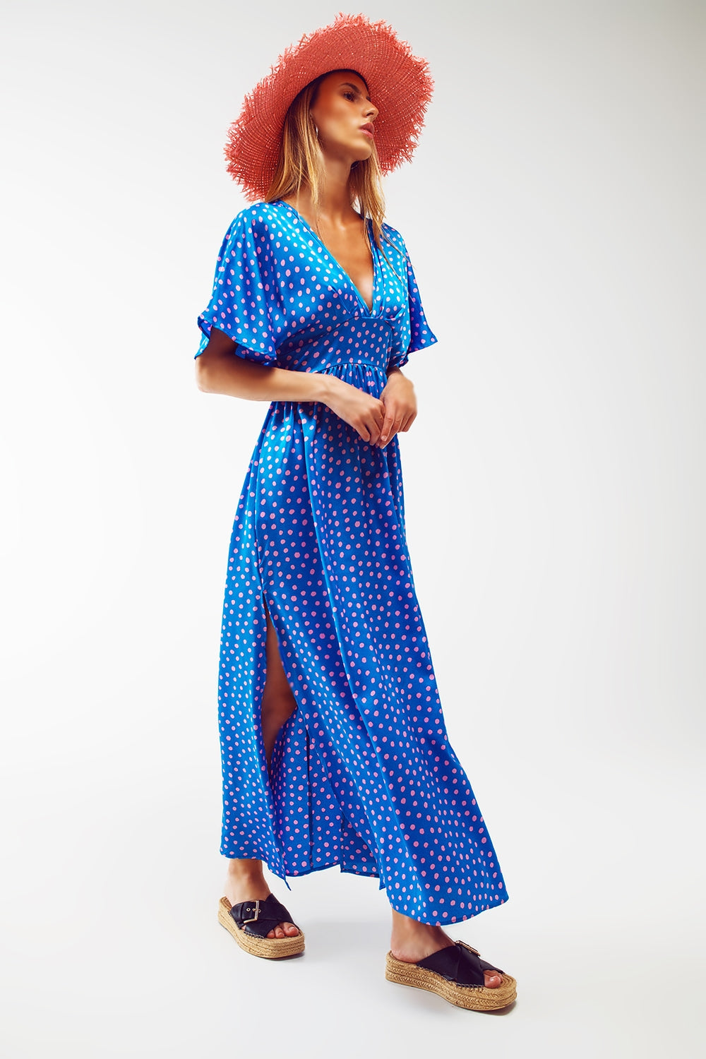 Vestido largo con cintura ajustada y mangas de ángel en lunares azules