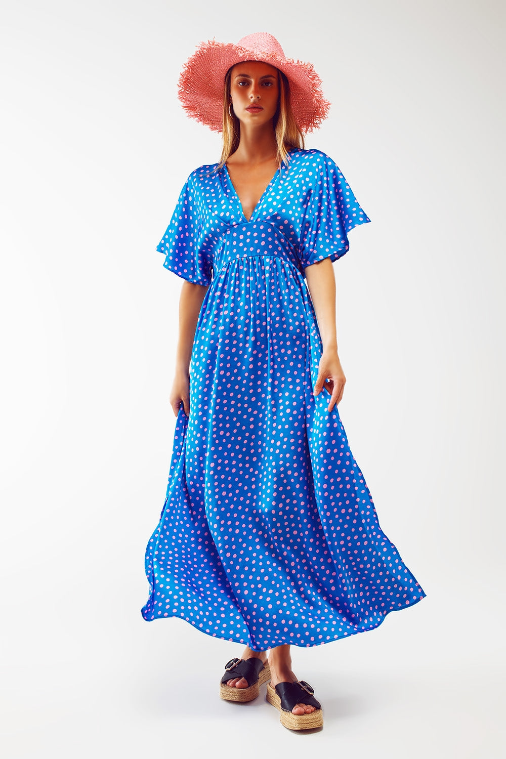 Vestido largo con cintura ajustada y mangas de ángel en lunares azules