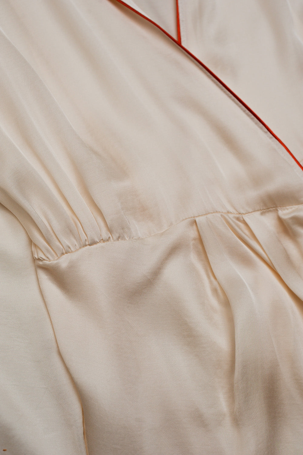 Vestido largo crema cruzado en la parte delantera de satén