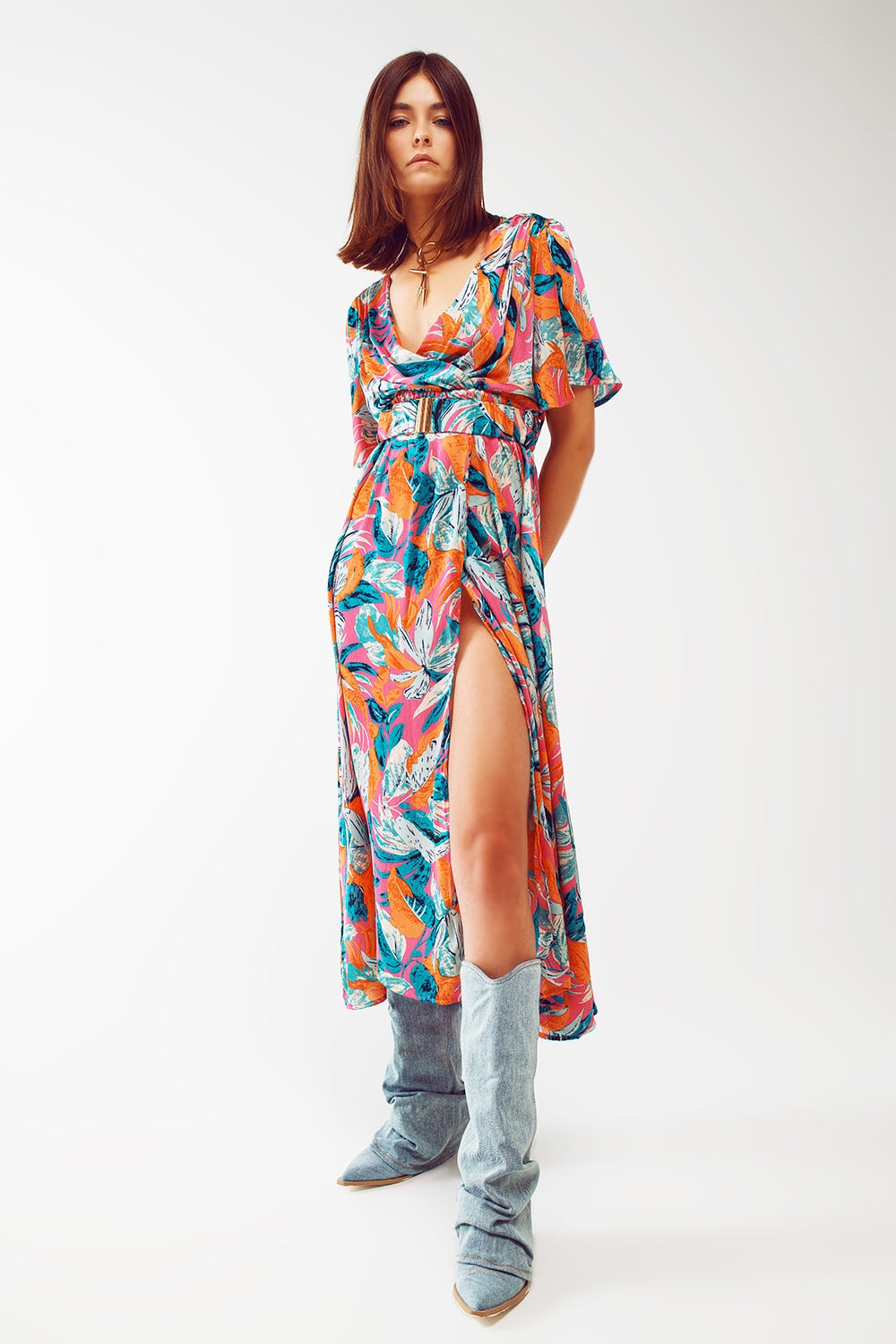 Vestido largo cruzado con estampado floral y cinturón en naranja