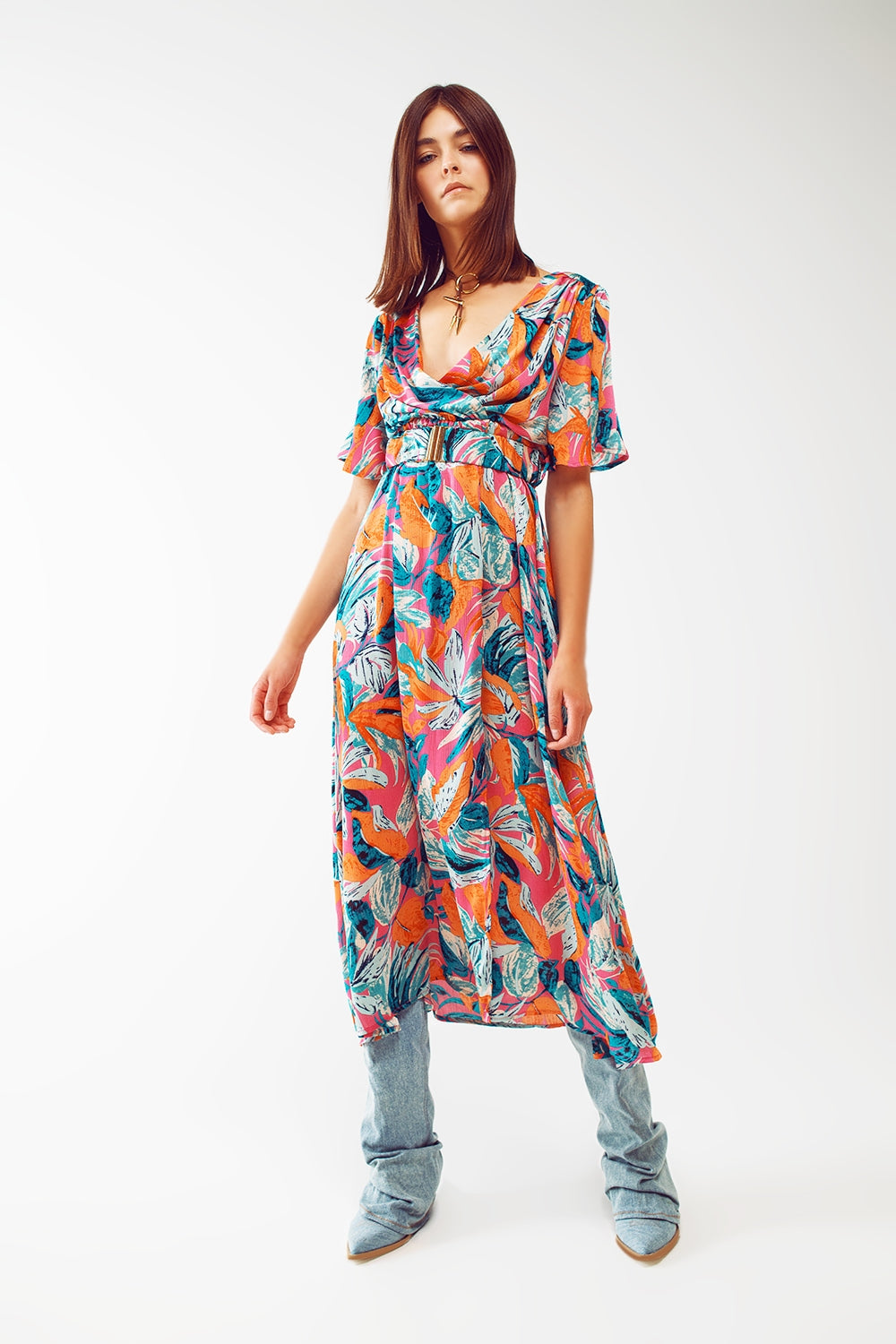 Vestido largo cruzado con estampado floral y cinturón en naranja