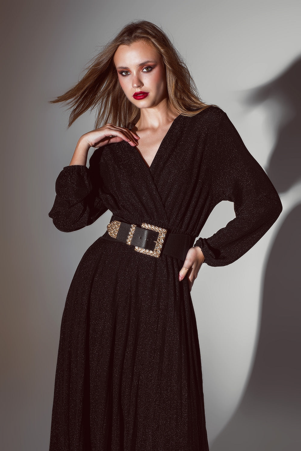 Vestido largo de fiesta con mangas largas y brillo en color negro