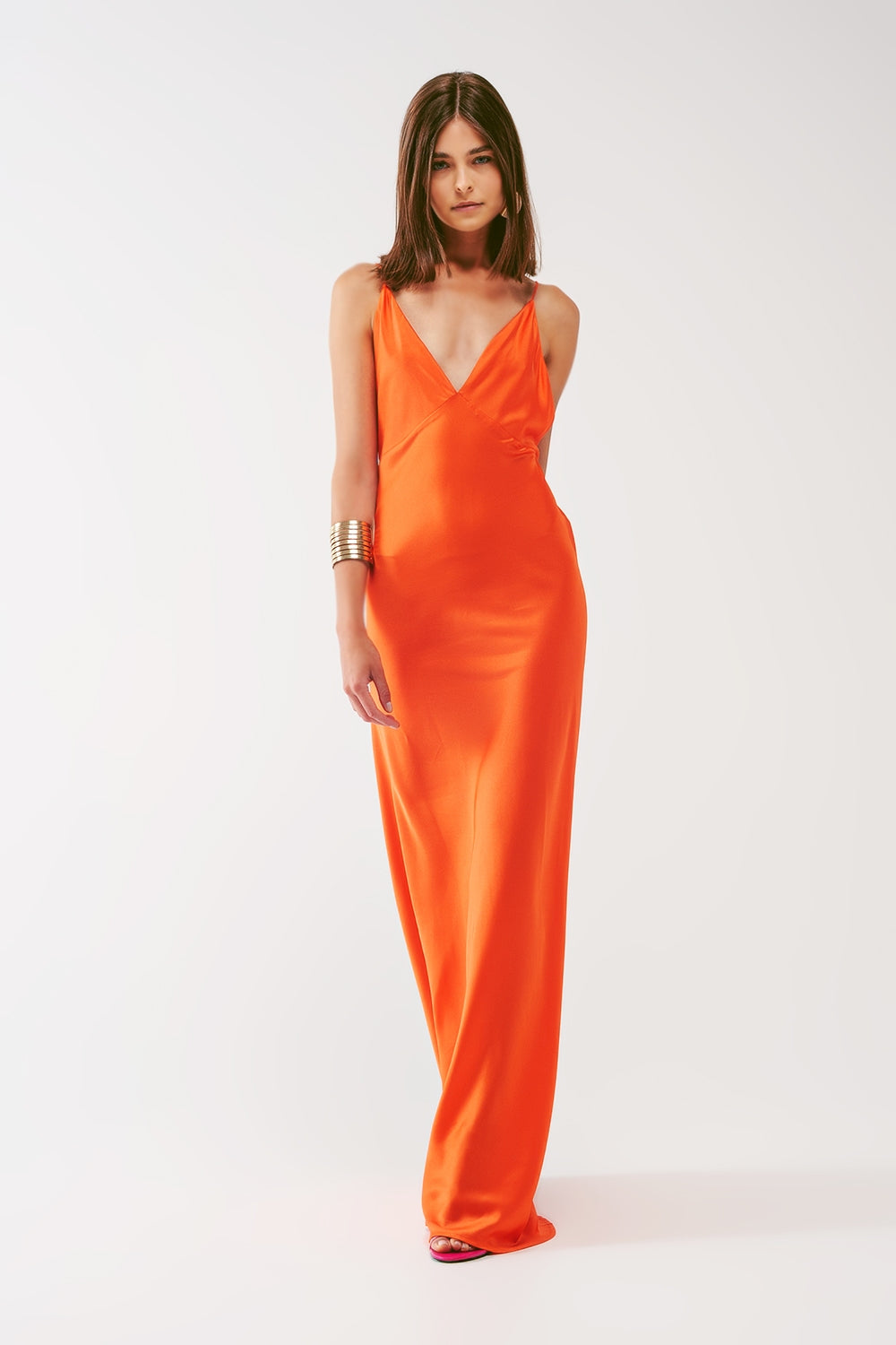 Vestido largo de satén con tirantes finos en naranja
