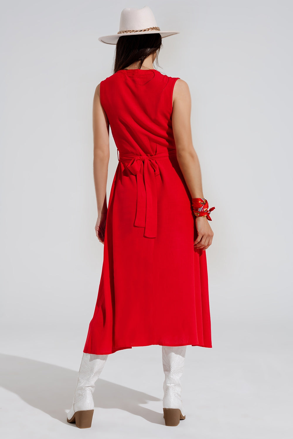 vestido largo rojo con volante y detalle de botones