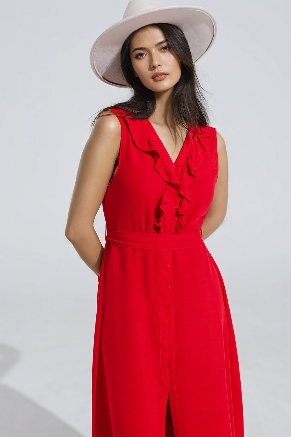 vestido largo rojo con volante y detalle de botones