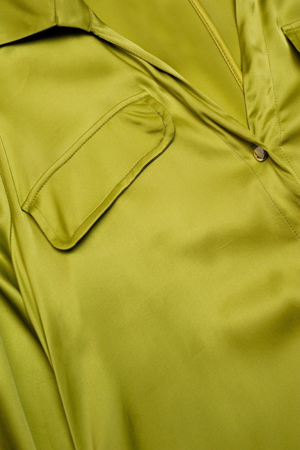 Vestido largo verde lima de saten con botones y detalle de bolsillos