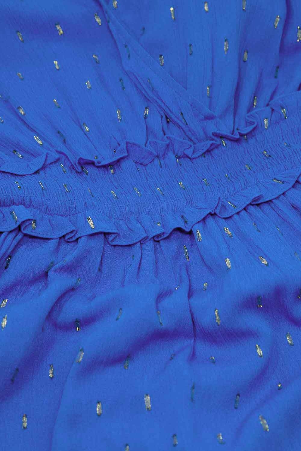 Vestido midi azul con detalle de smock en la cintura y lunares dorados