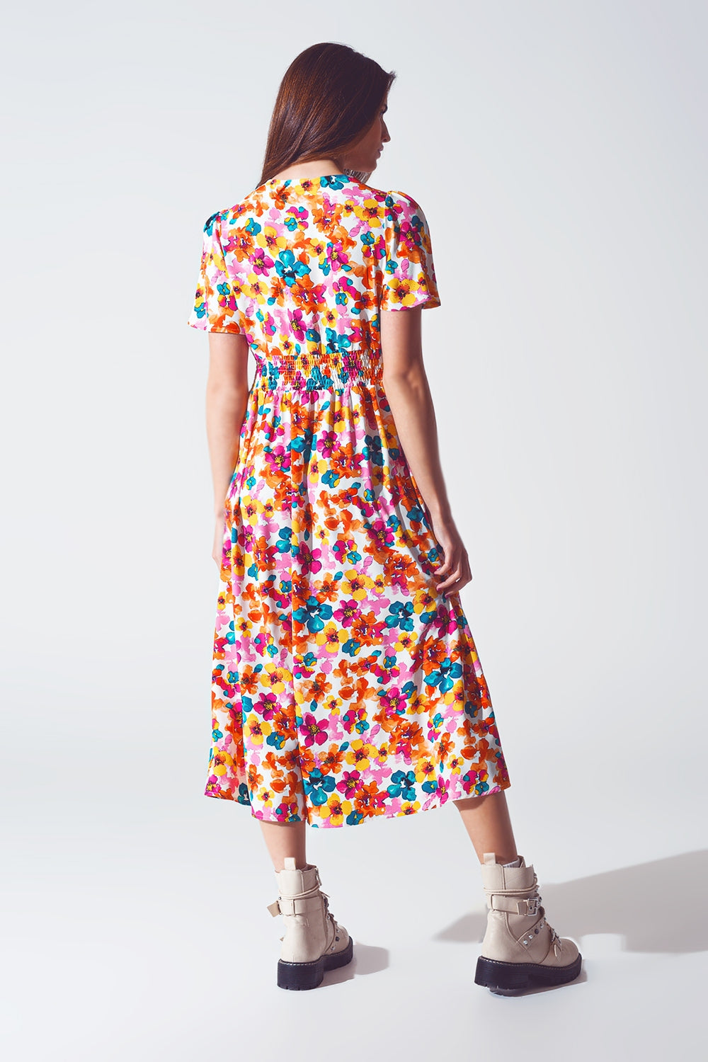 Vestido midi con cintura ajustada en estampado floral multicolor