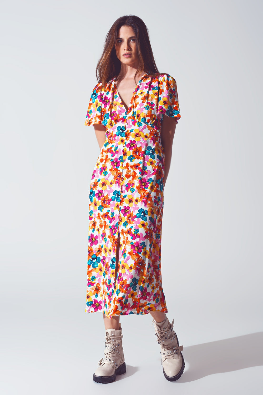 Vestido midi con cintura ajustada en estampado floral multicolor