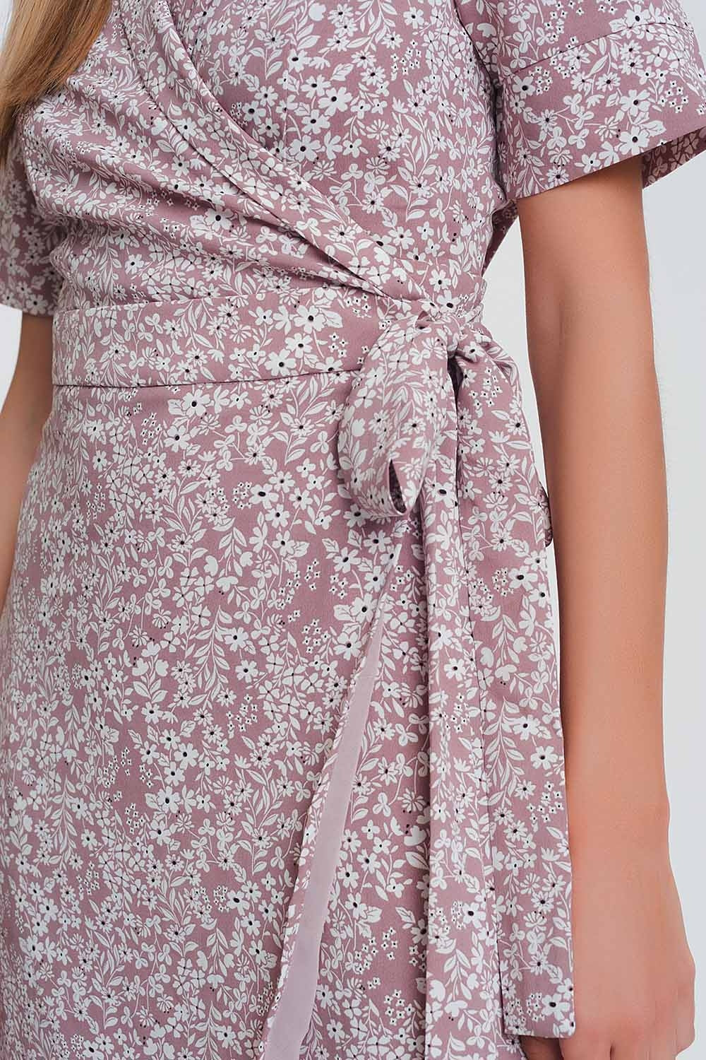 Vestido midi cruzado con estampado floral en rosa