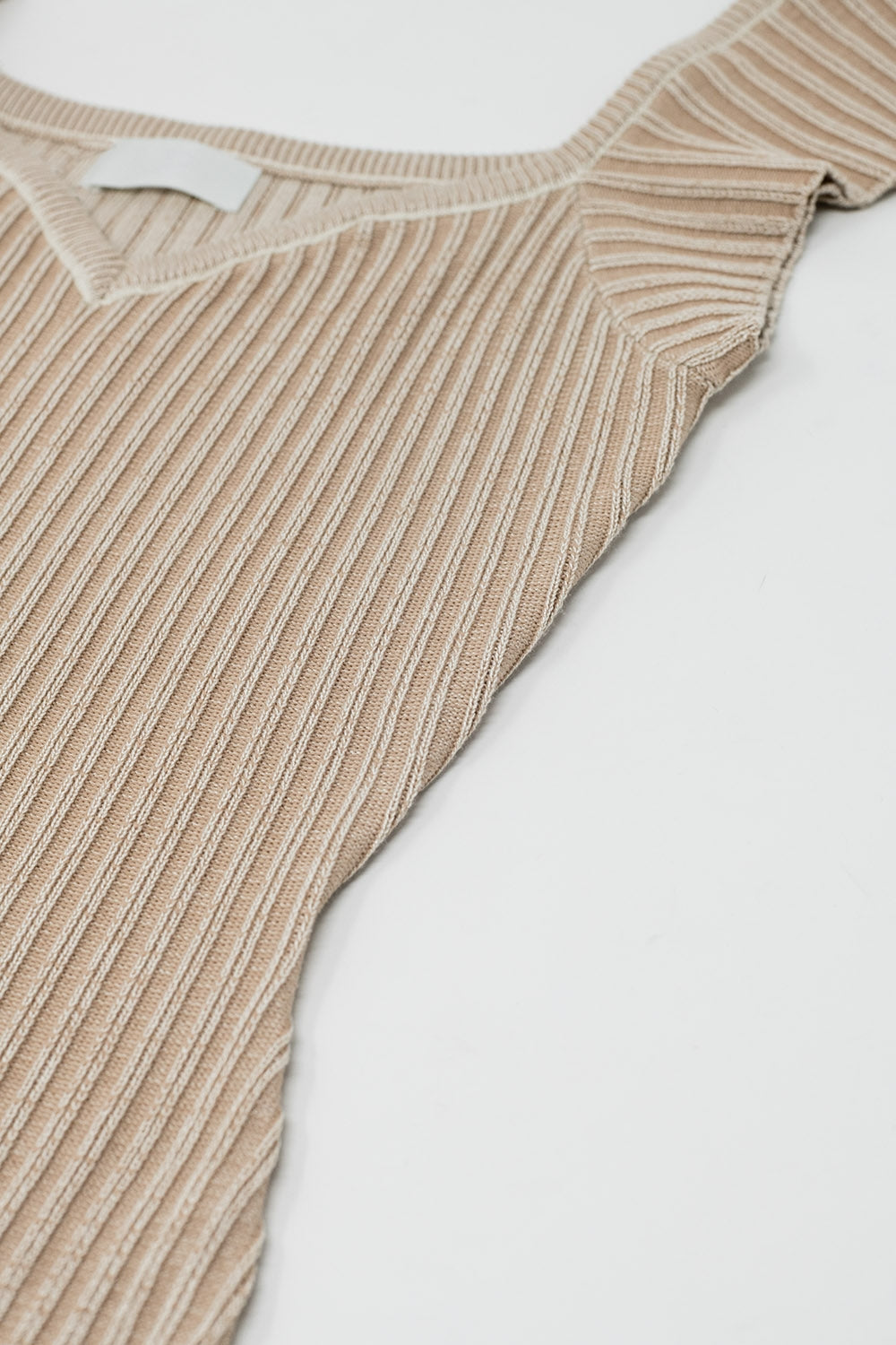 Vestido midi de canalé grueso beige con mangas casquillo