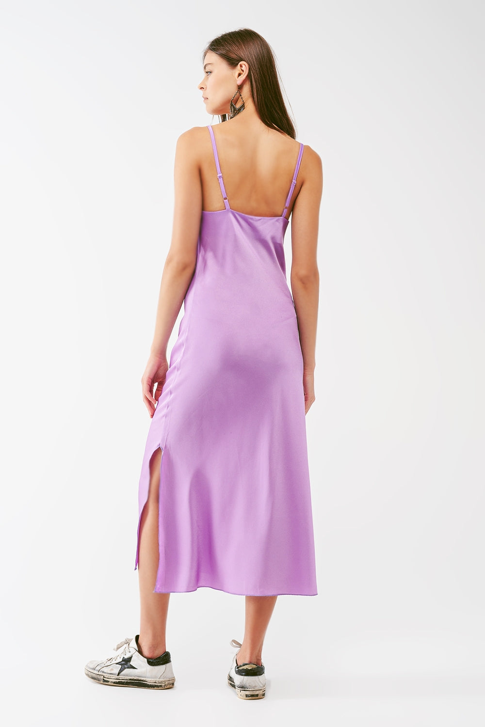 Vestido midi de satén con cuello drapeado en lila