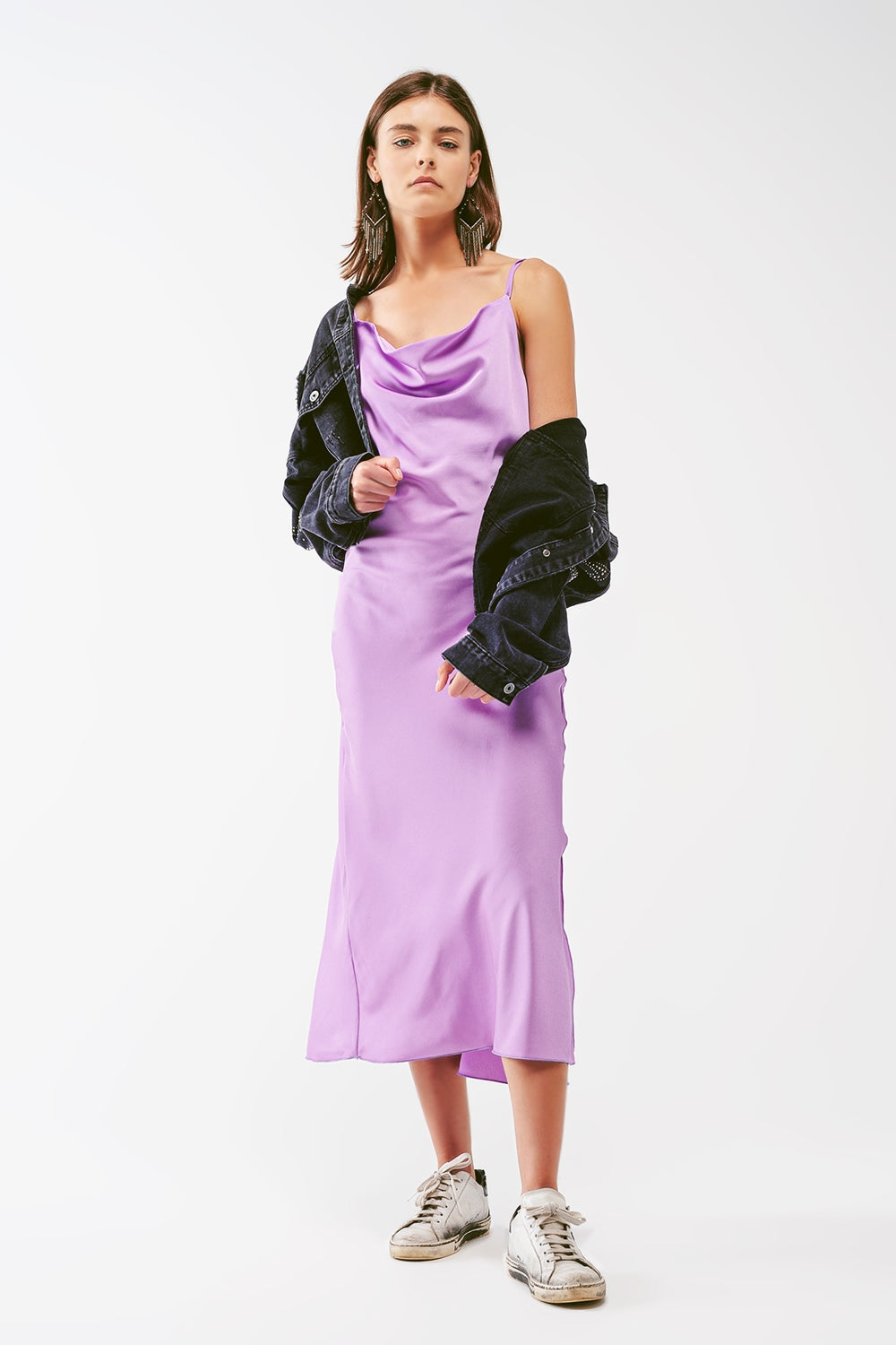 Vestido midi de satén con cuello drapeado en lila
