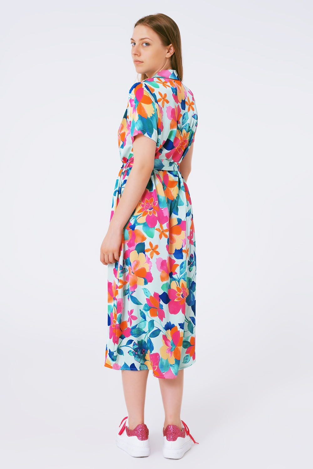 Vestido midi en raso suave con estampado de flores