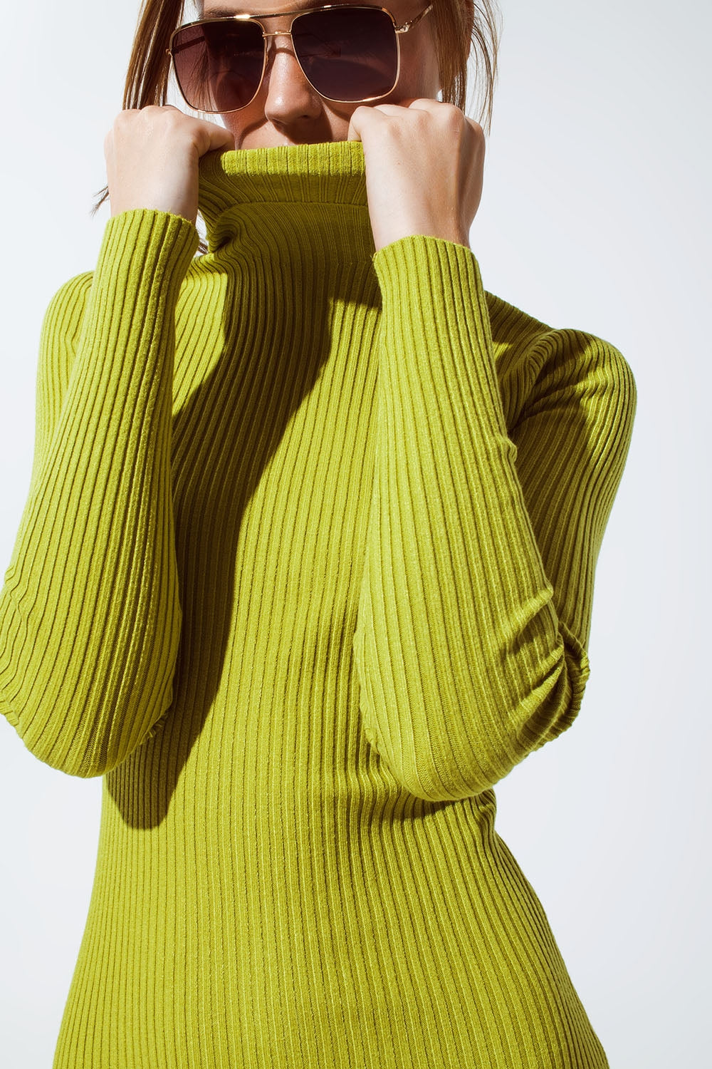 Vestido MIDI en verde con cuello de tortuga