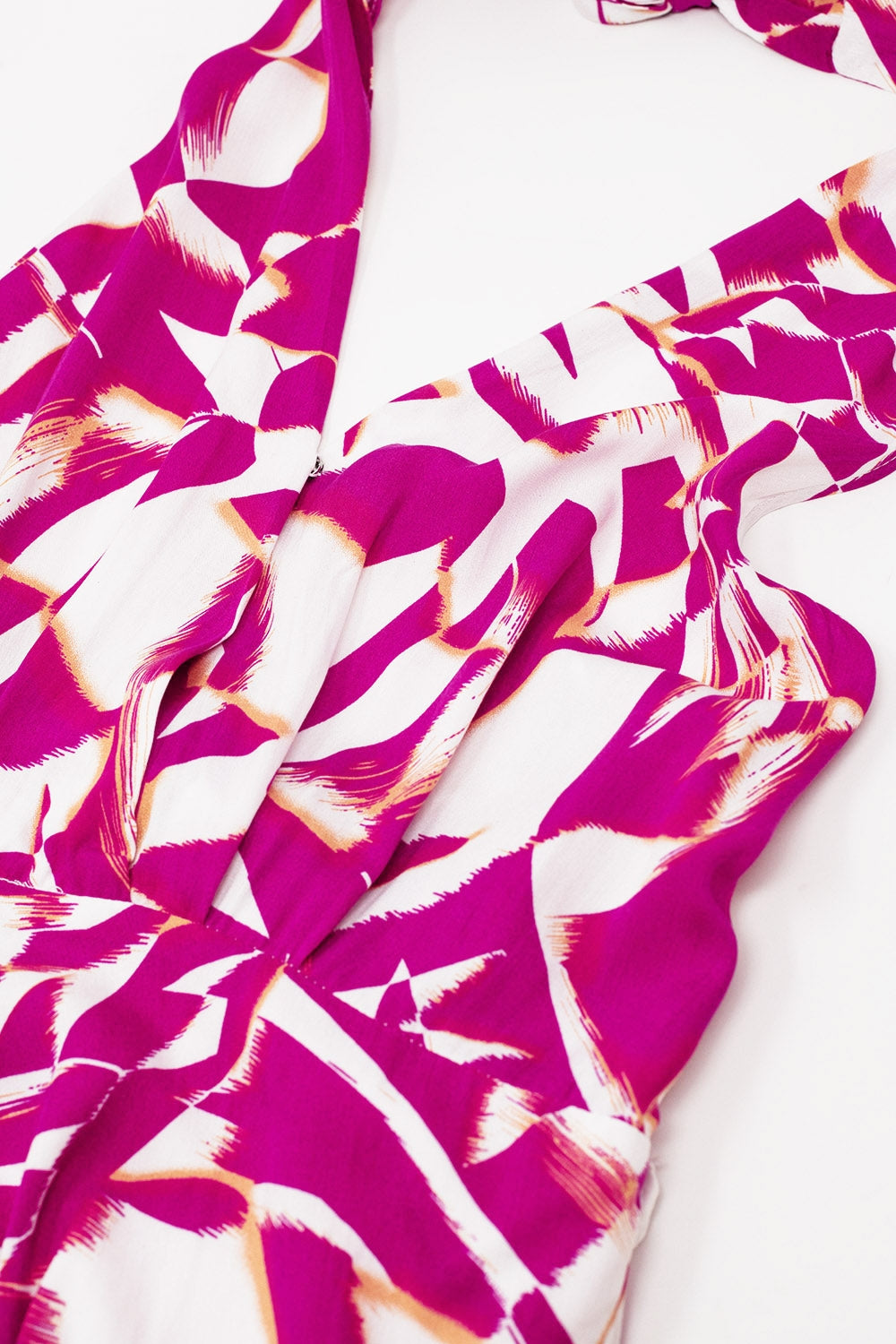 Vestido midi halter con cintura ceñida en estampado abstracto fuchsia y blanco
