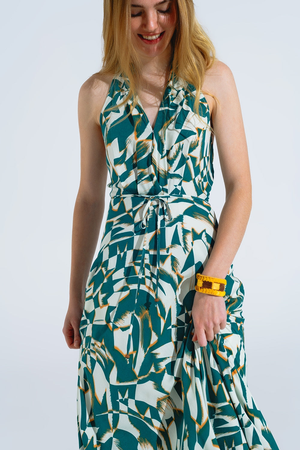 Vestido midi halter con cintura ceñida en estampado abstracto verde y blanco