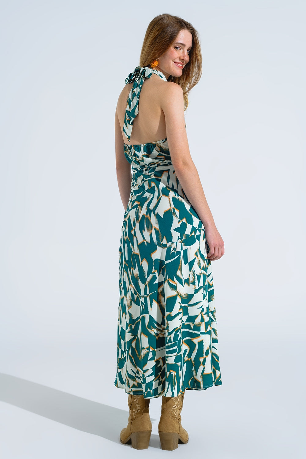Vestido midi halter con cintura ceñida en estampado abstracto verde y blanco