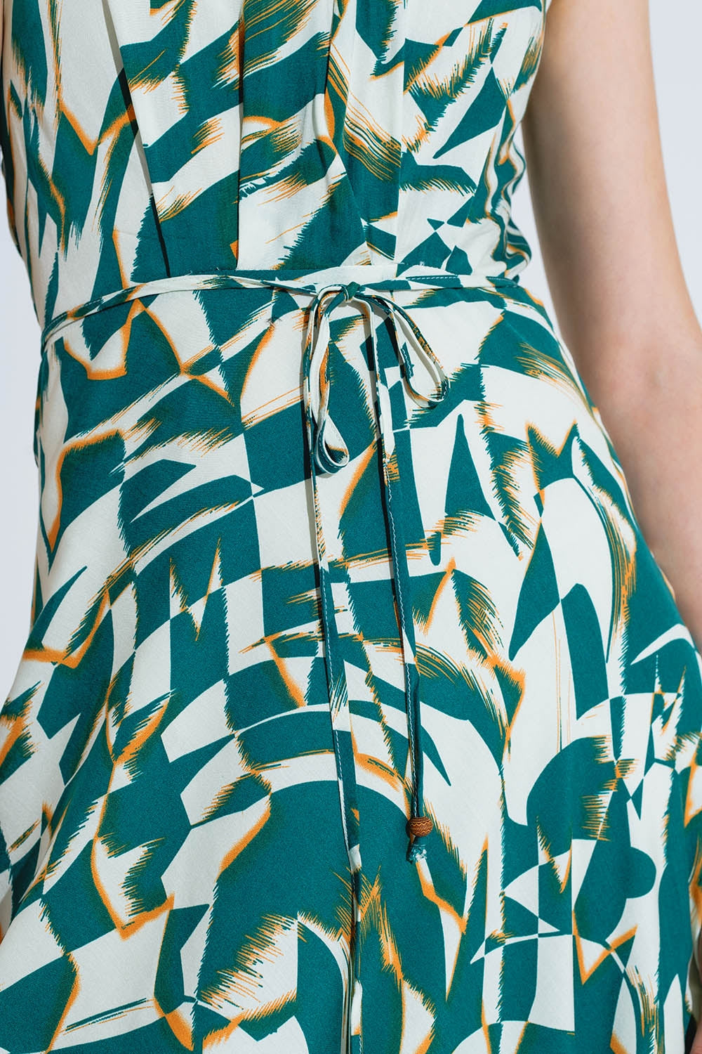 Vestido midi halter con cintura ceñida en estampado abstracto verde y blanco