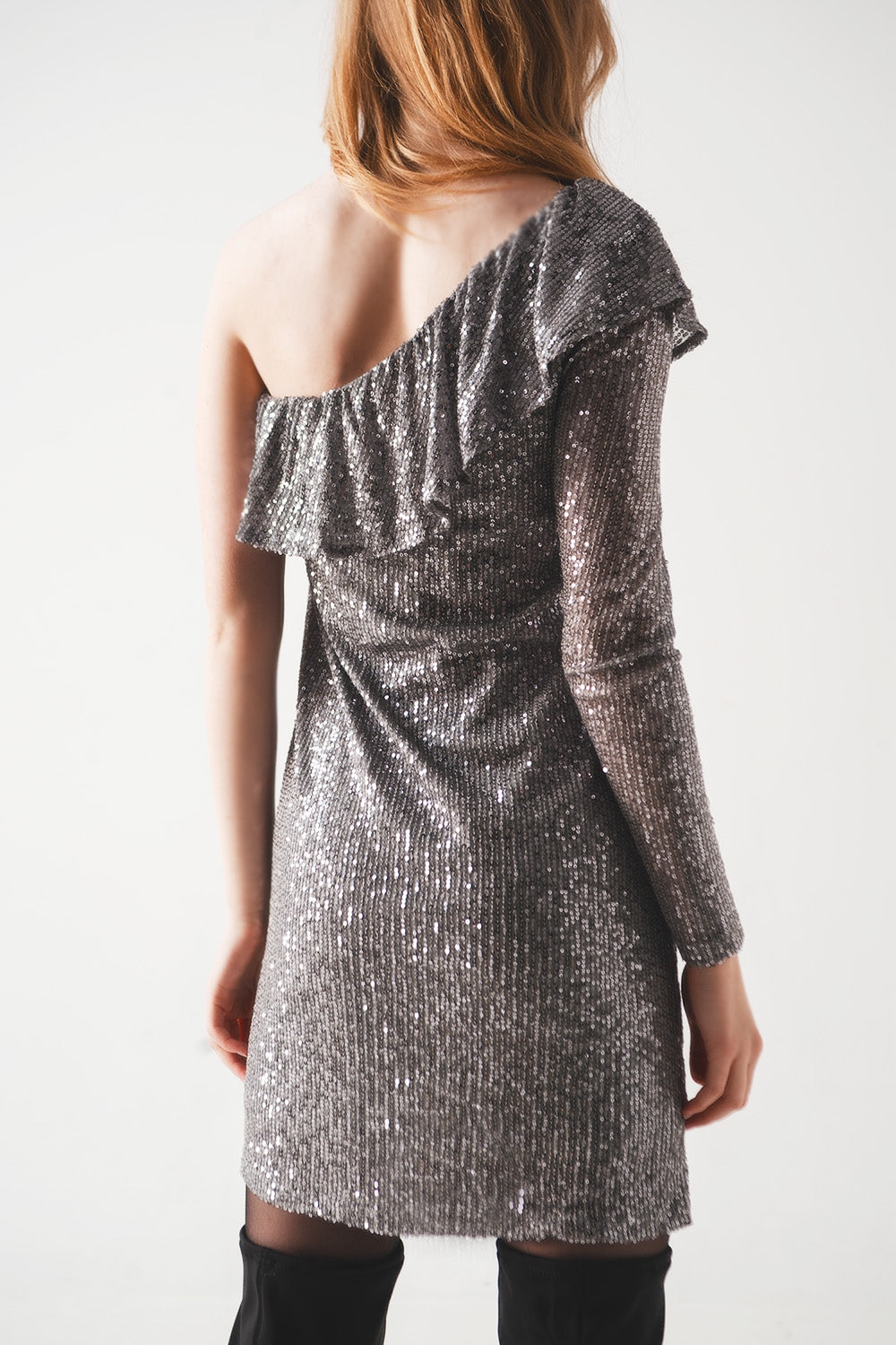 Vestido mini color plata de manga larga con lentejuelas