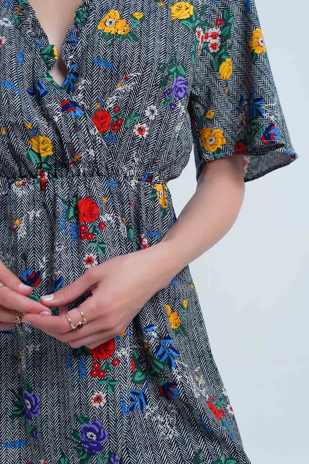 Vestido mini con abertura y flores de colores impresas