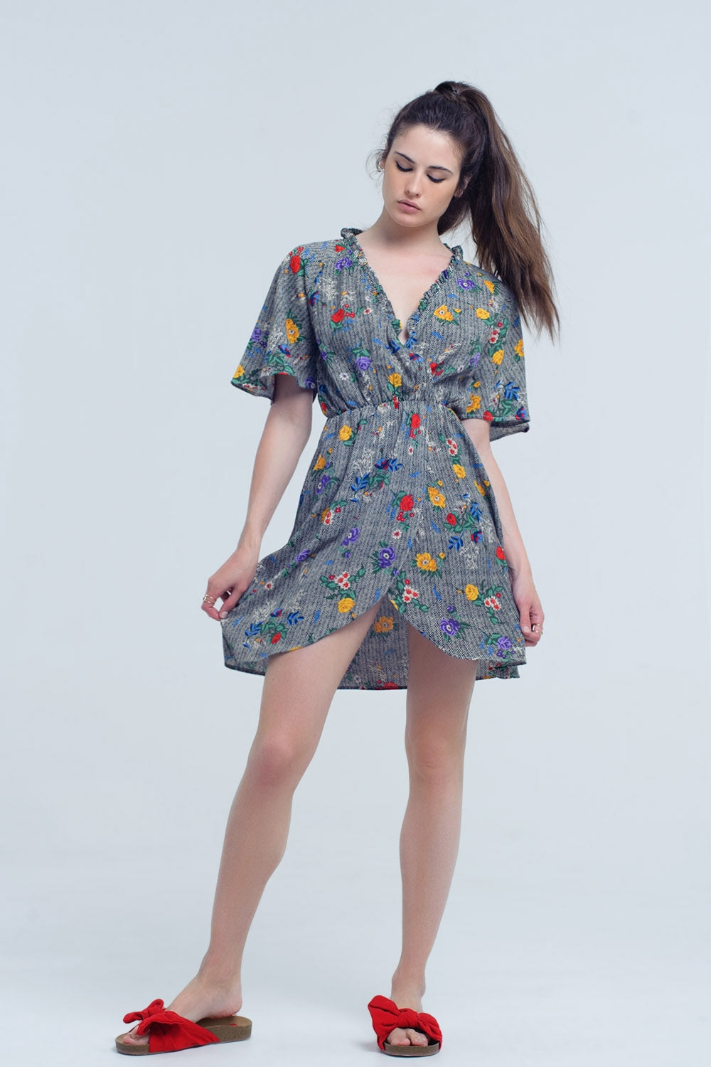 Vestido mini con abertura y flores de colores impresas