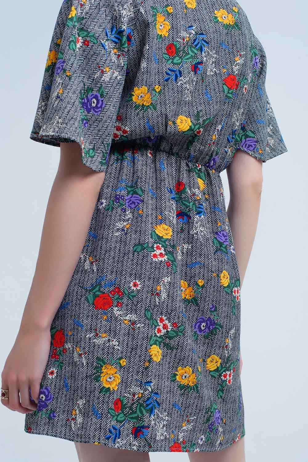 Vestido mini con abertura y flores de colores impresas