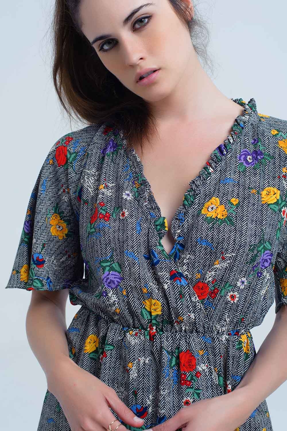 Vestido mini con abertura y flores de colores impresas