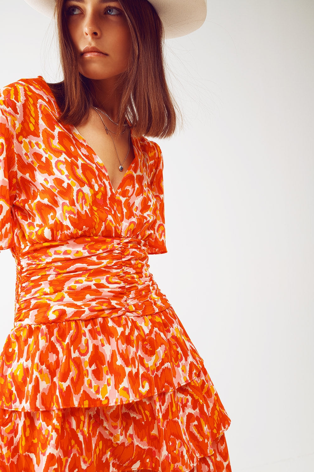 Vestido mini con escote en V y estampado floral en naranja
