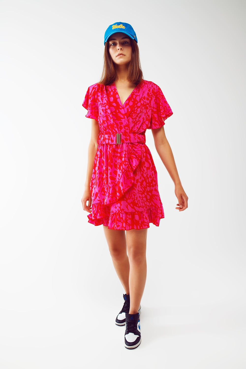 Vestido mini con estampado animal cinturón y diseño cruzado en fucsia