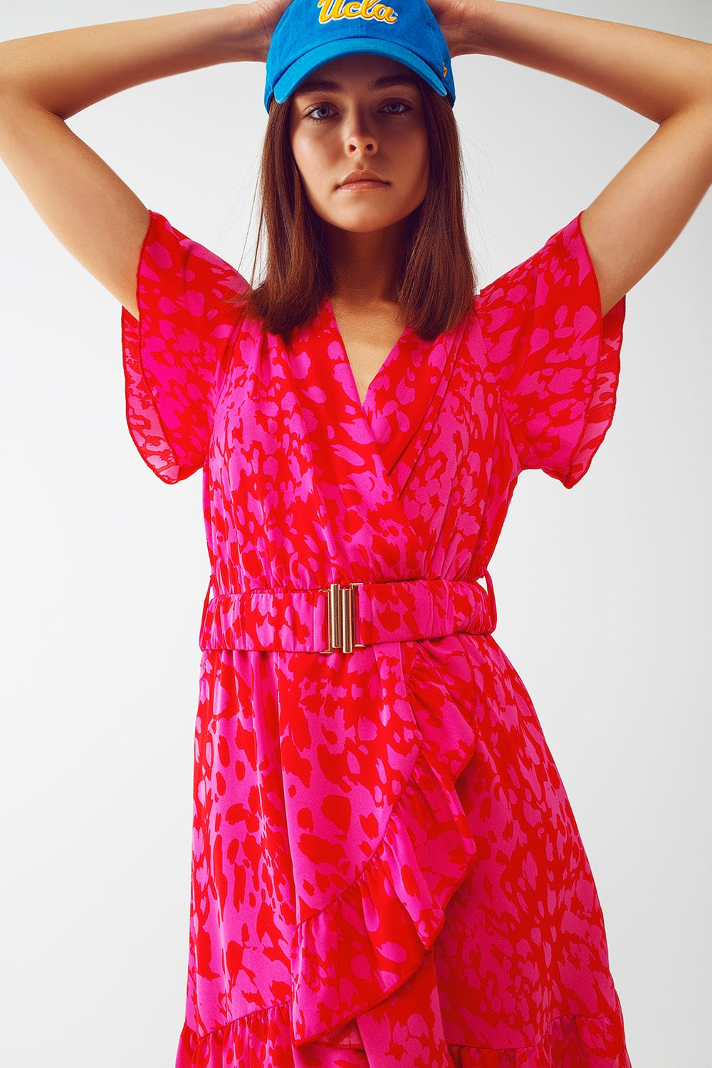 Vestido mini con estampado animal cinturón y diseño cruzado en fucsia