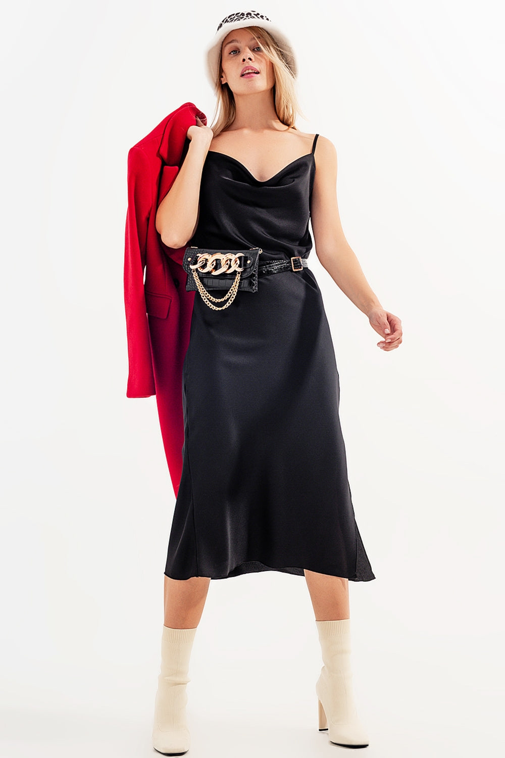 Vestido negro de tirantes finos de satén