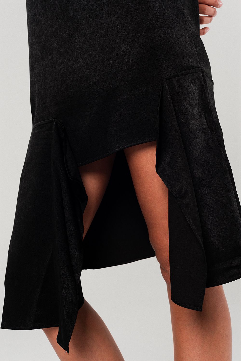 Vestido negro midi asimétrico