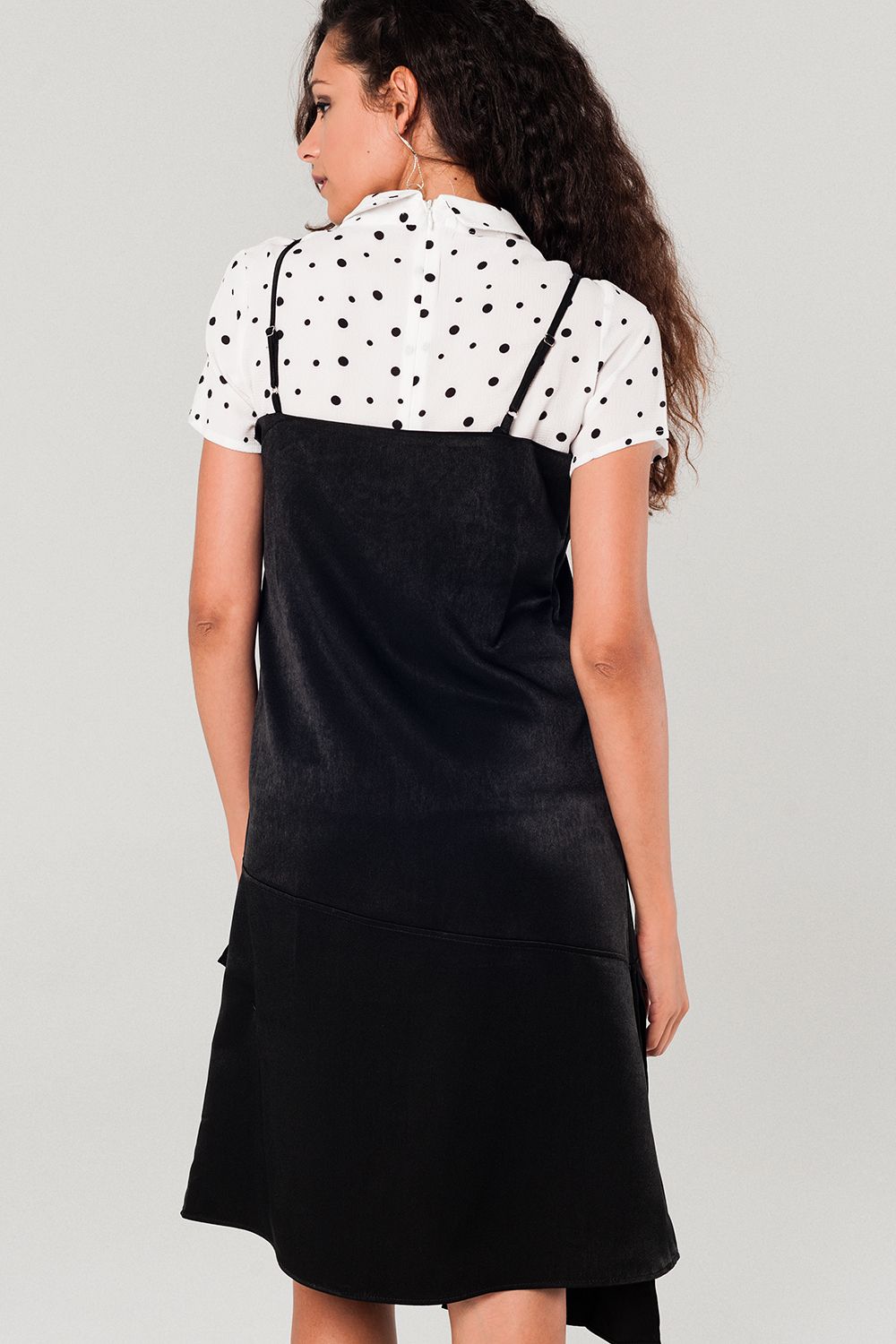 Vestido negro midi asimétrico