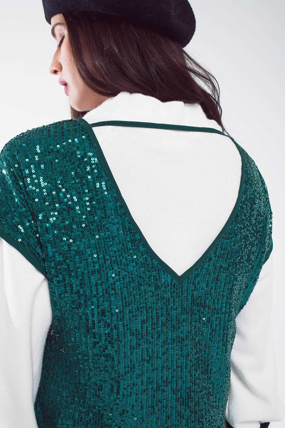 Vestido relajado de lentejuelas con mangas cortas y espalda abierta en verde